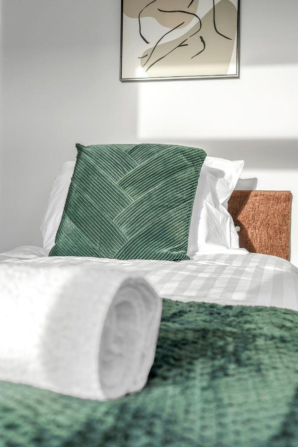Modern & Spacious 2 Bedroom House - Free Parking - Front & Back Garden - Private Main Door Entrance Édimbourg Extérieur photo