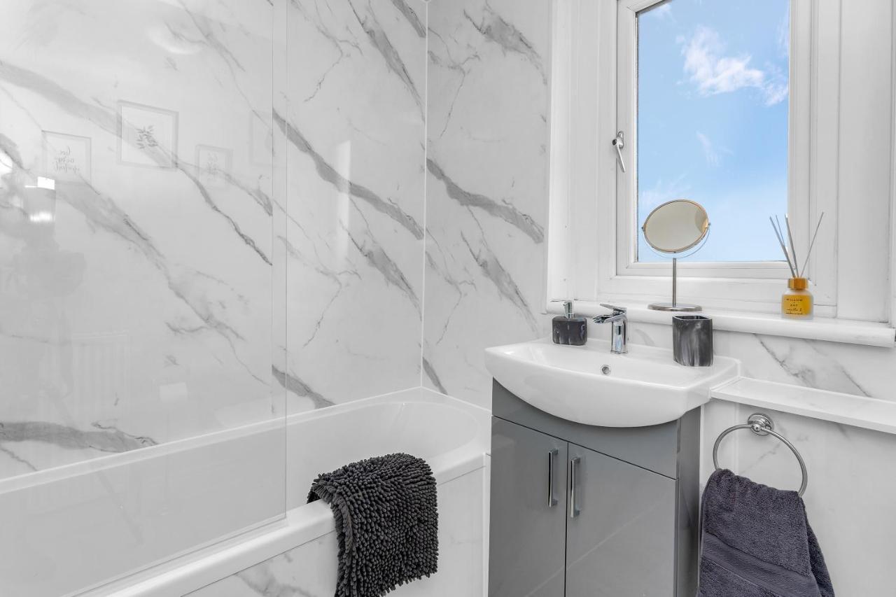 Modern & Spacious 2 Bedroom House - Free Parking - Front & Back Garden - Private Main Door Entrance Édimbourg Extérieur photo