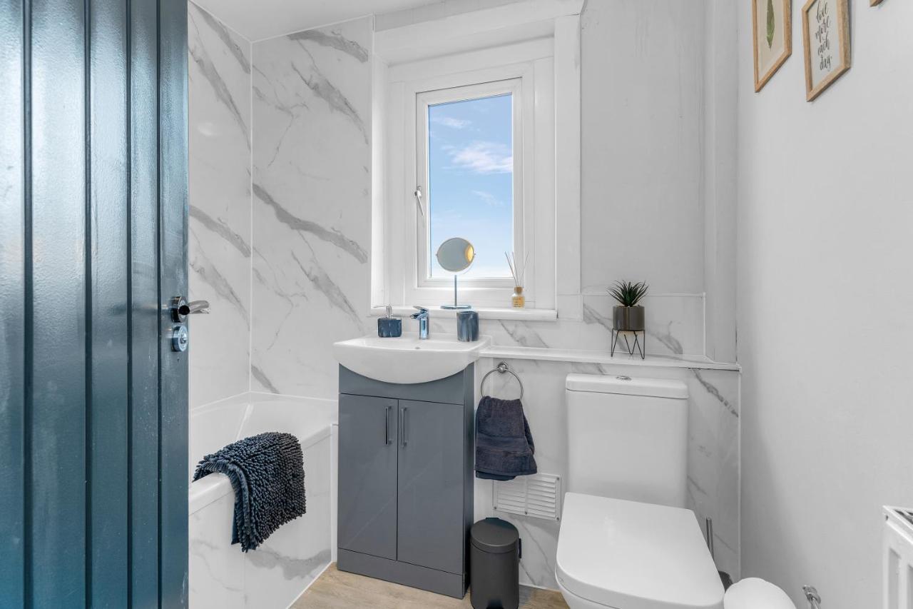 Modern & Spacious 2 Bedroom House - Free Parking - Front & Back Garden - Private Main Door Entrance Édimbourg Extérieur photo