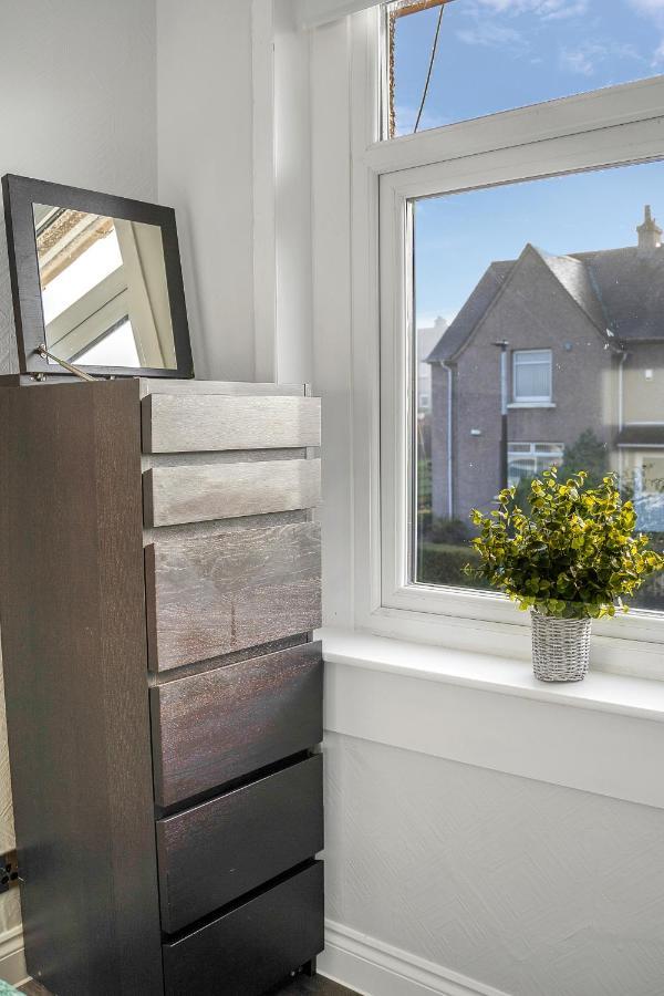 Modern & Spacious 2 Bedroom House - Free Parking - Front & Back Garden - Private Main Door Entrance Édimbourg Extérieur photo