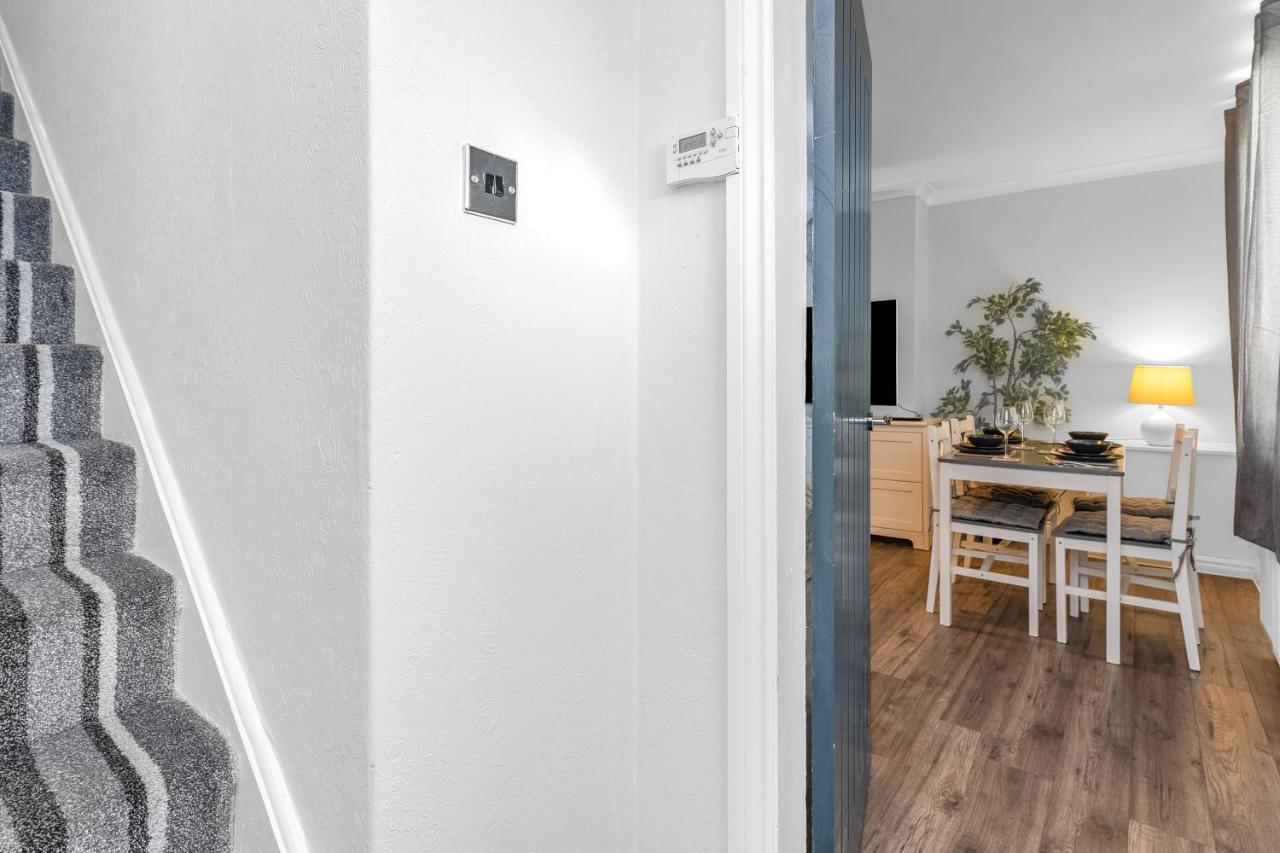Modern & Spacious 2 Bedroom House - Free Parking - Front & Back Garden - Private Main Door Entrance Édimbourg Extérieur photo