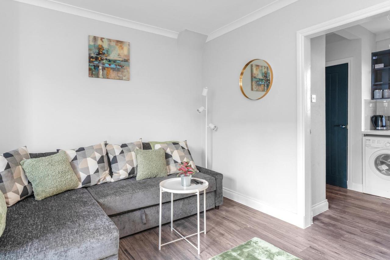 Modern & Spacious 2 Bedroom House - Free Parking - Front & Back Garden - Private Main Door Entrance Édimbourg Extérieur photo