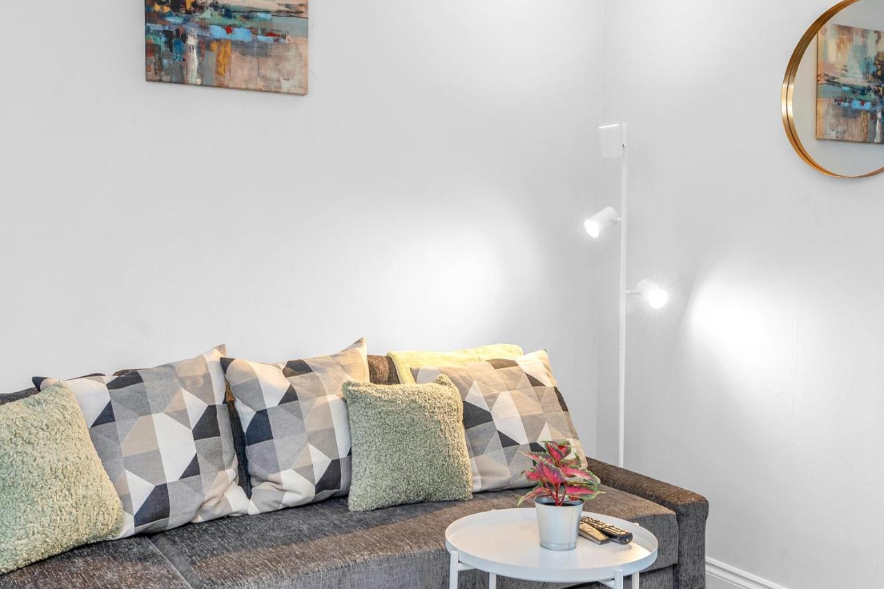 Modern & Spacious 2 Bedroom House - Free Parking - Front & Back Garden - Private Main Door Entrance Édimbourg Extérieur photo
