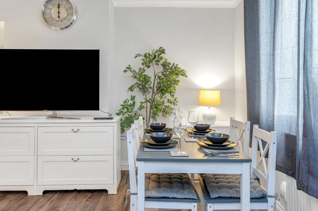 Modern & Spacious 2 Bedroom House - Free Parking - Front & Back Garden - Private Main Door Entrance Édimbourg Extérieur photo