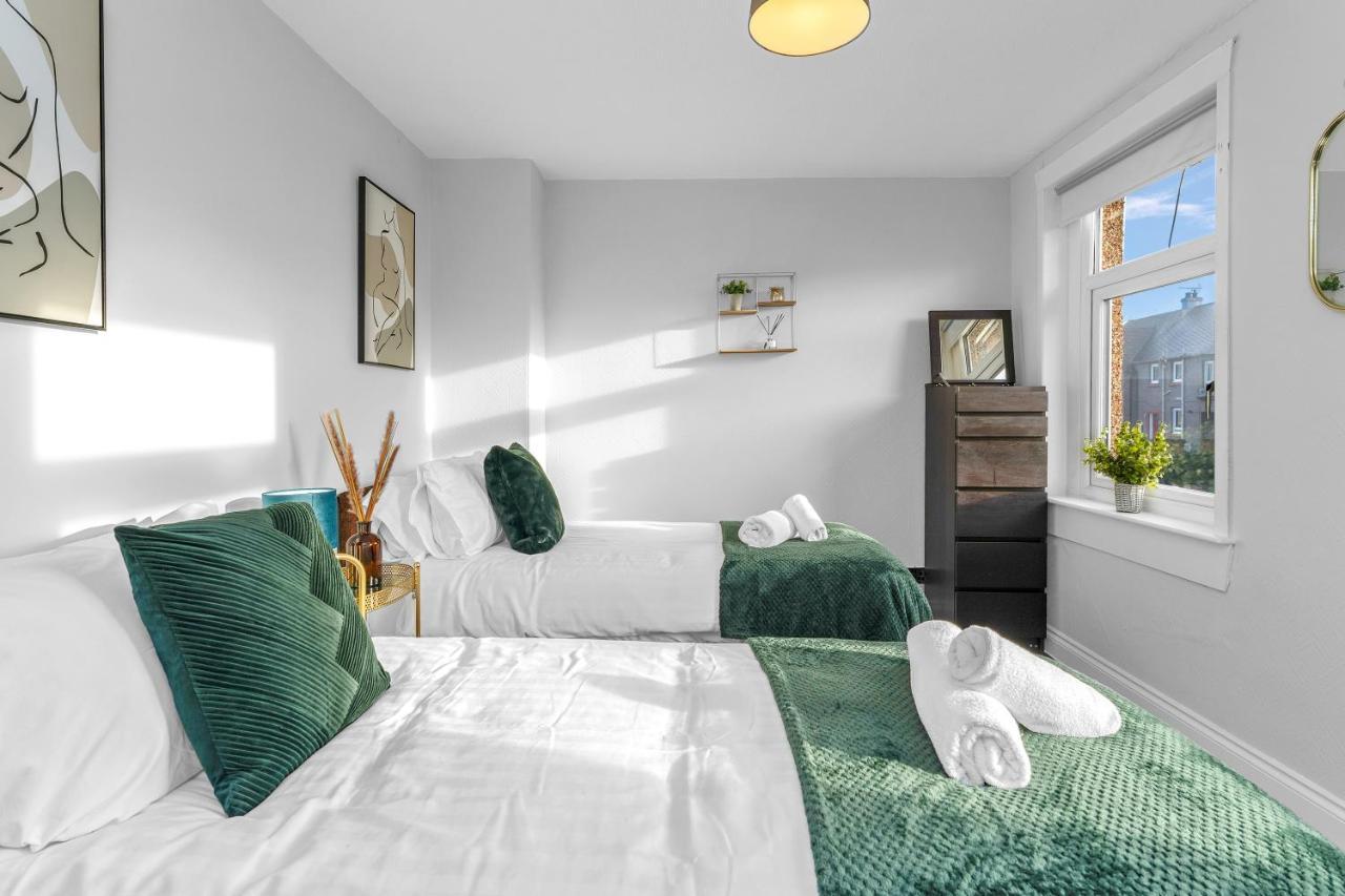 Modern & Spacious 2 Bedroom House - Free Parking - Front & Back Garden - Private Main Door Entrance Édimbourg Extérieur photo